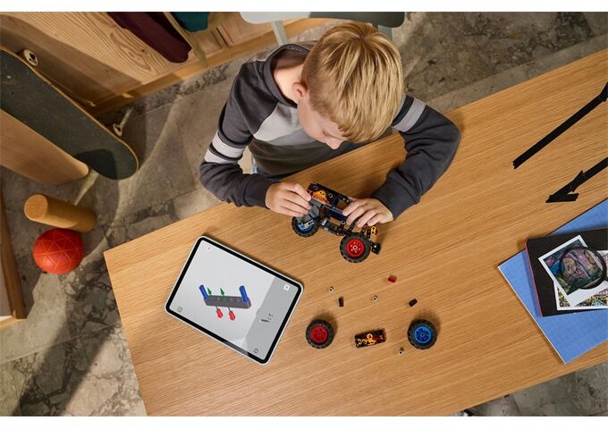 LEGO® Technic Monster Jam(TM) Grave Digger(TM) Feuer